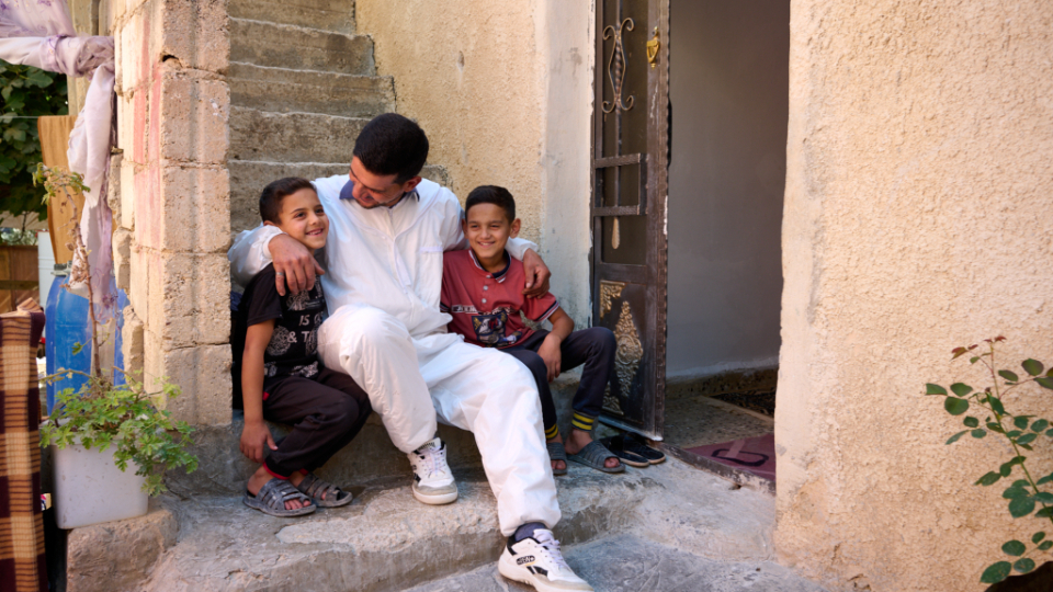 Dahod-Mohamd-in-Jordan-with-children